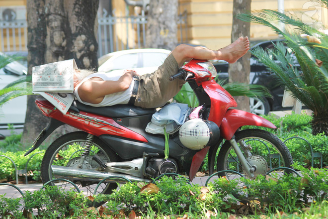 Muôn kiểu chống nắng nóng của người Hà Nội trong những ngày đầu hè